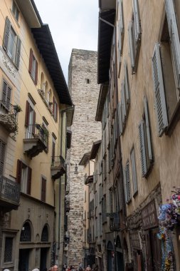 Turistlerin uğrak yeri, Bergamo şehrinin tarihi kısmı, dar sokakları, kiliseleri, eski evleri olan Bergamo Alta, kale duvarları, Lombardy, Kuzey İtalya tepelerinde yer alıyor.