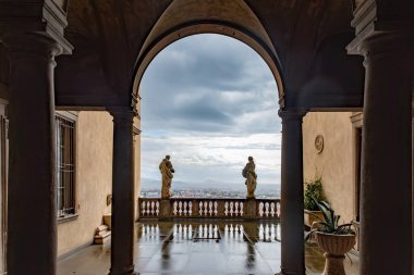 Turistlerin uğrak yeri, barok tarzı elementler Bergamo şehrinin tarihi kısmında, dar sokaklar, kiliseler, eski evler, kale duvarları, Lombardiya, Kuzey İtalya