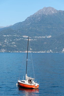 Mavi sulu Como Gölü manzarası, alp dağları, güzel köyler, İtalya 'nın kuzeyinde seyahat yeri, Lombardiya