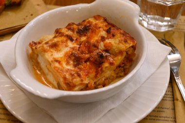 Bergamo lazanya ragu makarnasından taze yapılmış yerel makarna. İtalya 'nın kuzeyinde, Bergamo Citta Alta, Lombardy' de servis edilen yerel bir restoranda servis ediliyor. İtalyan mutfağı, İtalya 'da ilk yemek.