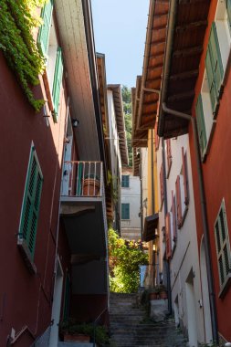 Varenna 'da yürürken, İtalya' nın kuzeyinde Lombardy 'de Como Gölü üzerinde güzel bir sahil köyü var.