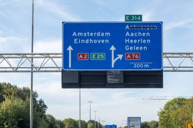 Hollanda 'da karayolu ulaşımı, Hollanda otoyolları, mavi yol işaretleri, istikametler, çoklu hat üzerinde sürüş arabası, yoğun saatlerde trafik sıkışıklığı