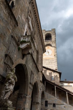 Turistlerin uğrak yeri, Bergamo şehrinin tarihi kısmı, dar sokakları, kiliseleri, eski evleri olan Bergamo Alta, kale duvarları, Lombardy, Kuzey İtalya tepelerinde yer alıyor.