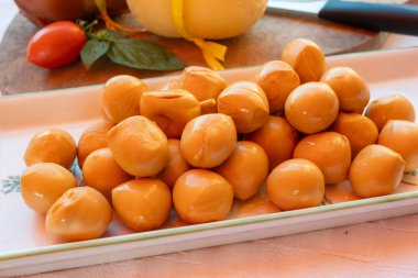 Peynir koleksiyonu, füme sarı İtalyan mini scamorza ya da inek sütünden yapılmış scamorzella peyniri.