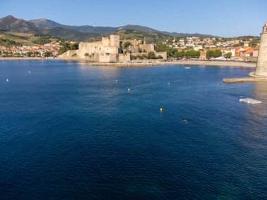 Renkli Collioure manzarası, dar sokaklar ve sarı, pembe, turuncu evler, yazlık tatil beldesi olan tarihi yerler ve plajlar, Pireneler-Orientales, Fransa