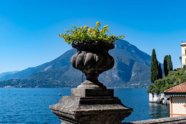 Mavi suları, dağları, güzel köyleri, parkları ve villaları olan Como Gölü manzarası. İtalya 'nın kuzeyinde, Lombardiya' da bir tatil beldesi.
