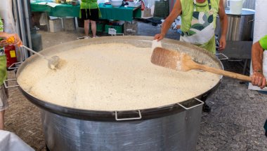 Gorzonzola, Lombardy, İtalya 'da yerel festivalde gorgonzola kremalı pilav pişiriliyor.