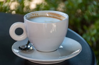 Varenna, Como Gölü, Milano, İtalya 'daki kafede servis edilen laktozsuz badem sütlü İtalyan kahvesi cappuccino içmek