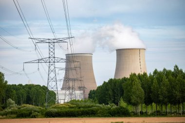 NPP 'nin soğutma kuleleri, nükleer santral termik santrali ısı kaynağının nükleer reaktör, Fransa, Avrupa, ucuz enerji kaynağı, Belleville-sur-Loire