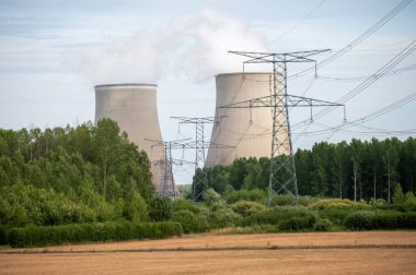 NPP 'nin soğutma kuleleri, nükleer santral termik santrali ısı kaynağının nükleer reaktör, Fransa, Avrupa, ucuz enerji kaynağı, Belleville-sur-Loire