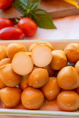 Peynir koleksiyonu, füme sarı İtalyan mini scamorza ya da inek sütünden yapılmış scamorzella peyniri.