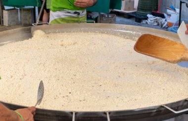 Gorzonzola, Lombardy, İtalya 'da yerel festivalde gorgonzola kremalı pilav pişiriliyor.