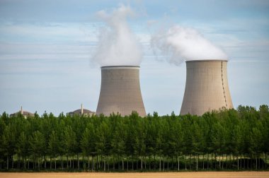 NPP 'nin soğutma kuleleri, nükleer santral termik santrali ısı kaynağının nükleer reaktör, Fransa, Avrupa, ucuz enerji kaynağı, Belleville-sur-Loire