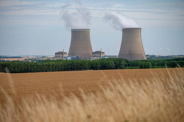 NPP 'nin soğutma kuleleri, nükleer santral termik santrali ısı kaynağının nükleer reaktör, Fransa, Avrupa, ucuz enerji kaynağı, Belleville-sur-Loire