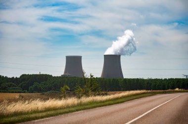 NPP 'nin soğutma kuleleri, nükleer santral termik santrali ısı kaynağının nükleer reaktör, Fransa, Avrupa, ucuz enerji kaynağı, Belleville-sur-Loire