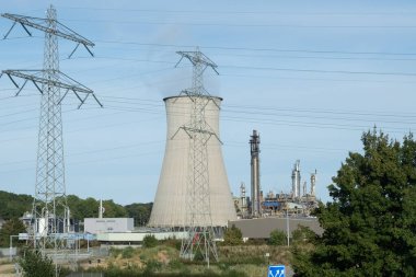 Elektrik santrali, Maas Nehri, Limburg, Hollanda, Hollanda, Hollanda, Maasbracht 'taki soğutma kulelerinin manzarası.