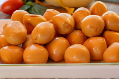 Peynir koleksiyonu, füme sarı İtalyan mini scamorza ya da inek sütünden yapılmış scamorzella peyniri.