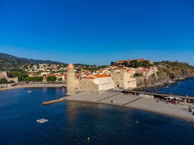 Renkli Collioure manzarası, dar sokaklar, yazlık tatil beldesi tarihi satın alma yerleri, plajlar, Pireneler-Orientales, Fransa yazın