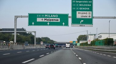 Milano yakınlarındaki otoyolda araba kullanmak, yol işaretleri, istikamet, trafik sıkışıklığı, İtalya 'nın kuzeyi, Lombardiya, yarış pisti