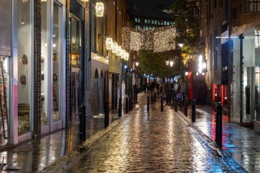 Londra 'nın tarihi caddelerinde yürürken Covent Garden' da Noel ışıklandırması ve çelenklerle süslenmiş yeşil Noel ağaçları ile, Aralık tatillerinde İngiltere 'de