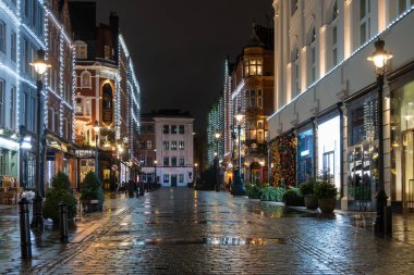 Londra 'nın tarihi caddelerinde yürürken Covent Garden' da Noel ışıklandırması ve çelenklerle süslenmiş yeşil Noel ağaçları ile, Aralık tatillerinde İngiltere 'de