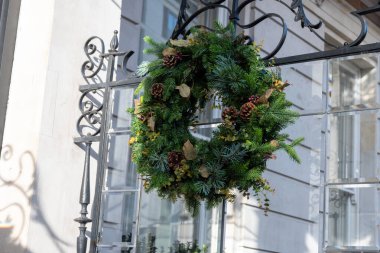 Noel ışıklandırması, balolar, çelenklerle süslenmiş neşeli Noel çelengi, İngiltere 'de Aralık tatili