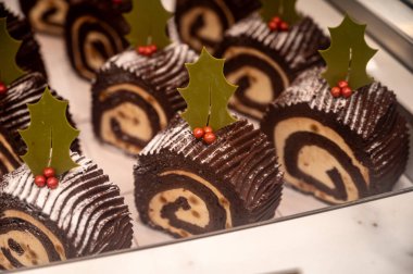 Noel kurabiyeleri, krema ve çikolatalı bisküvi ile süslenmiş zencefilli kekler Londra, İngiltere 'deki şekerleme dükkanında sergileniyor.