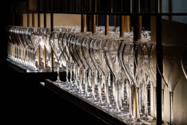 Fransız şarabı, şampanya, kava, cremant, şarap tatma, bar, kutlama, düğün ya da şampanya turu için birçok boş bardak mağaralar, Reims, Fransa