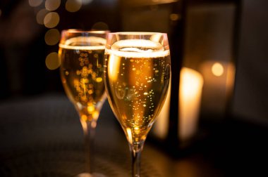 İki kadeh Fransız şarabı, köpüklü şampanya, yeni yıl kutlaması, mağara ziyareti, Reims, Fransa, karanlık temalı şampanya turu.