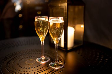 İki kadeh Fransız şarabı, köpüklü şampanya, yeni yıl kutlaması, mağara ziyareti, Reims, Fransa, karanlık temalı şampanya turu.