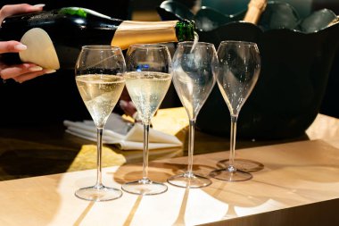 Fransız şarabı, köpüklü şampanya, şarap tatma, kutlama, düğün veya şampanya turu, mağara ziyareti, Reims, Fransa