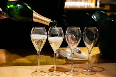 Fransız şarabı, köpüklü şampanya, şarap tatma, kutlama, düğün veya şampanya turu, mağara ziyareti, Reims, Fransa