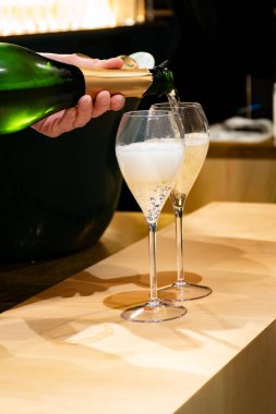 Fransız şarabı, köpüklü şampanya, şarap tatma, kutlama, düğün veya şampanya turu, mağara ziyareti, Reims, Fransa