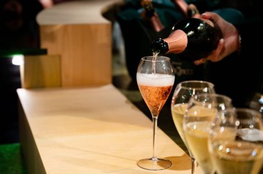 Fransız şarabı, köpüklü şampanya, şarap tatma, kutlama, düğün veya şampanya turu, mağara ziyareti, Reims, Fransa