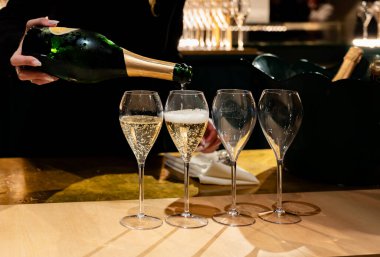 Fransız şarabı, köpüklü şampanya, şarap tatma, kutlama, düğün veya şampanya turu, mağara ziyareti, Reims, Fransa