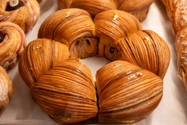 Taze sabah pişmiş ekmeği, kıtır kıtır ekmek hamuru, yerel pastaneden hakiki zanaatkar lezzeti.