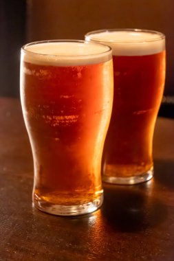 Klasik Londra barı arkadaşlarla dolup taşıyor, fıçı biraların ve geleneksel İngiliz barlarının canlı atmosferinin tadını çıkarıyor, mahzenlerdeki fıçılardan bira fıçılarının otları...