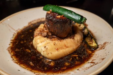 Yavaş pişmiş kemik iliği, kremalı püre, gevrek arpacık soğanı, zengin kırmızı şarap ju, İngiltere 'deki barlarda lezzetli İngiliz klasik yemeği.