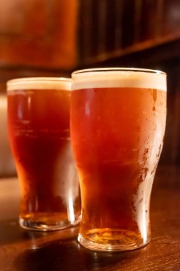 Klasik Londra barı arkadaşlarla dolup taşıyor, fıçı biraların ve geleneksel İngiliz barlarının canlı atmosferinin tadını çıkarıyor, mahzenlerdeki fıçılardan bira fıçılarının otları...