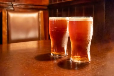 Klasik Londra barı arkadaşlarla dolup taşıyor, fıçı biraların ve geleneksel İngiliz barlarının canlı atmosferinin tadını çıkarıyor, mahzenlerdeki fıçılardan bira fıçılarının otları...