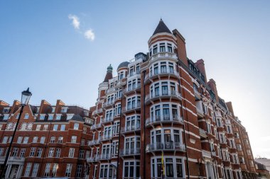 Hans Crescent boyunca Londra, İngiltere 'de zarif kırmızı tuğlalı evler ve canlı şehir yaşamı ile dolaşın.