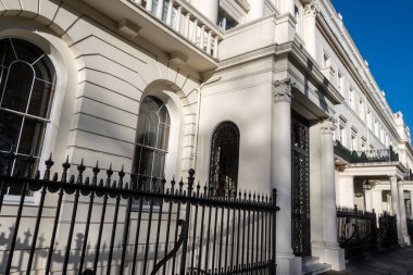 Zarif beyaz konaklar ve klasik mimari Belgrave, Londons 'da gezerken prestijli ve sakin bir mahalle.