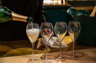 Fransız şarabı, köpüklü şampanya, şarap tatma, kutlama, düğün veya şampanya turu, mağara ziyareti, Reims, Fransa