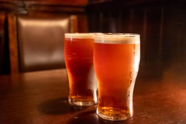 Klasik Londra barı arkadaşlarla dolup taşıyor, fıçı biraların ve geleneksel İngiliz barlarının canlı atmosferinin tadını çıkarıyor, mahzenlerdeki fıçılardan bira fıçılarının otları...