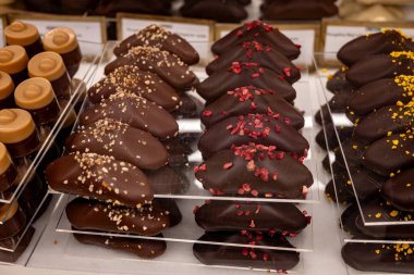 El yapımı çikolatalı pralin bonbonlar, palmiye yağı olmadan nasıl kalite, zarif, ısırık büyüklüğünde, parlak kaplamalı, zengin kakaolu, farklı dolgulu, fındıklı, kuru üzümlü,