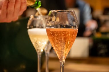 Fransız şarabı, köpüklü şampanya, şarap tatma, kutlama, düğün veya şampanya turu, mağara ziyareti, Reims, Fransa