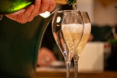 Fransız şarabı, köpüklü şampanya, şarap tatma, kutlama, düğün veya şampanya turu, mağara ziyareti, Reims, Fransa