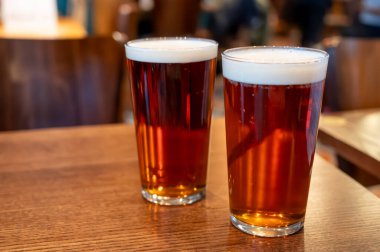 Klasik Londra barı arkadaşlarla dolup taşıyor, fıçı biraların ve geleneksel İngiliz barlarının canlı atmosferinin tadını çıkarıyor, mahzenlerdeki fıçılardan bira fıçılarının otları...