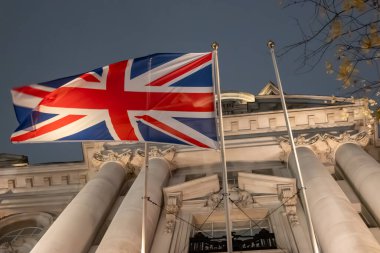 Büyük Britanya bayrağı, İngiliz bayrağı olarak da bilinir, kırmızı, beyaz ve mavi haçların karışımı, ulusal birlik ve mirası temsil eden İngiltere, İskoçya 'yı simgeler.