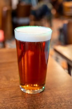 Klasik Londra barı arkadaşlarla dolup taşıyor, fıçı biraların ve geleneksel İngiliz barlarının canlı atmosferinin tadını çıkarıyor, mahzenlerdeki fıçılardan bira fıçılarının otları...